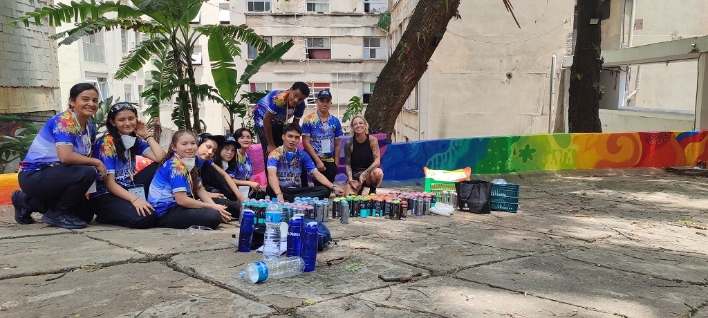 Jóvenes artistas del intercambio cultural en muralismo dejaron huella en Brasil con la realización de un mural en homenaje al maestro Fernando Botero