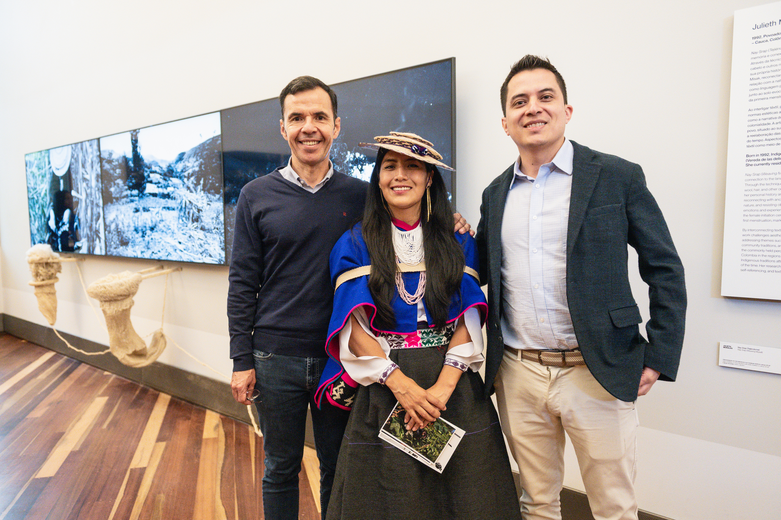 Embajador Guillermo Rivera, artista Julieth Morales y Raúl Alejandro Delgado. Foto: Daniela Paoliello.