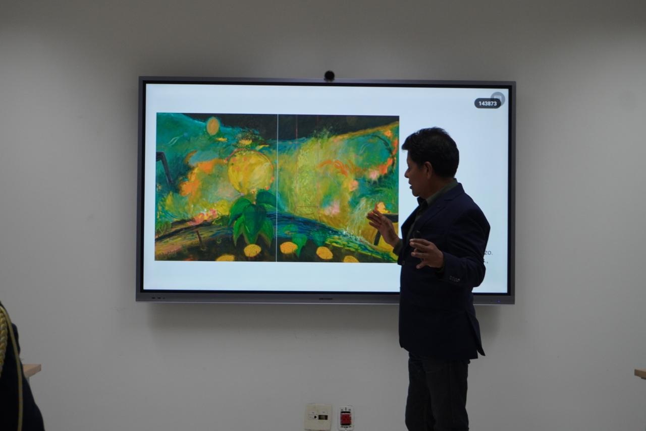 Carlos Jacanamijoy explica una de sus obras en el Instituto Cervantes   Foto Alexandra Rodríguez