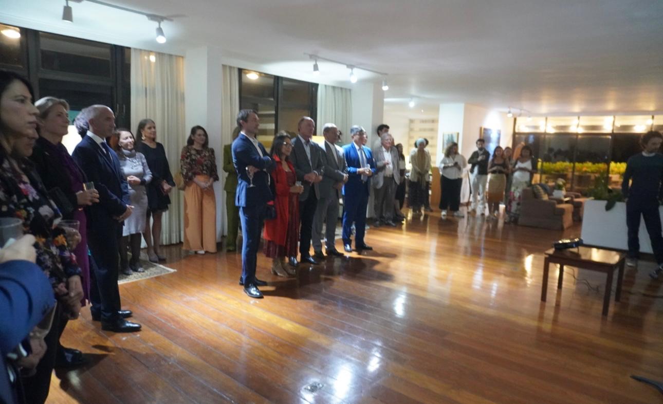 Cuerpo diplomático escucha a Carlos Jacanamijoy en la residencia de la Embajada Foto Alexandra Rodríguez