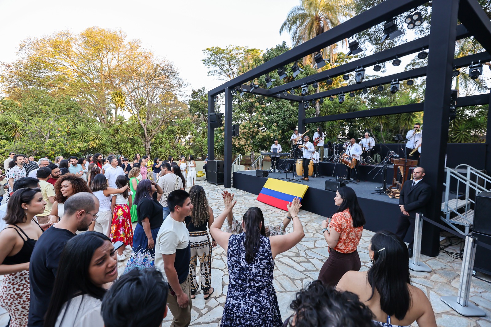 Grupo Bahía celebró la independencia de Colombia en Brasil con ritmos del Pacífico