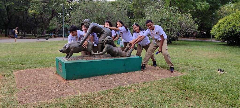 Jóvenes artistas del intercambio cultural en muralismo dejaron huella en Brasil con la realización de un mural en homenaje al maestro Fernando Botero