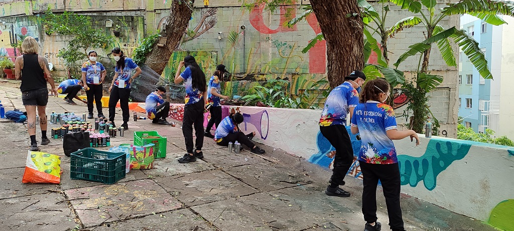 Jóvenes artistas del intercambio cultural en muralismo dejaron huella en Brasil con la realización de un mural en homenaje al maestro Fernando Botero