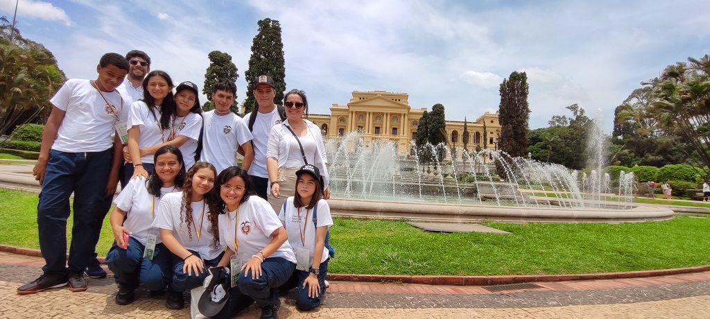 Jóvenes artistas del intercambio cultural en muralismo dejaron huella en Brasil con la realización de un mural en homenaje al maestro Fernando Botero