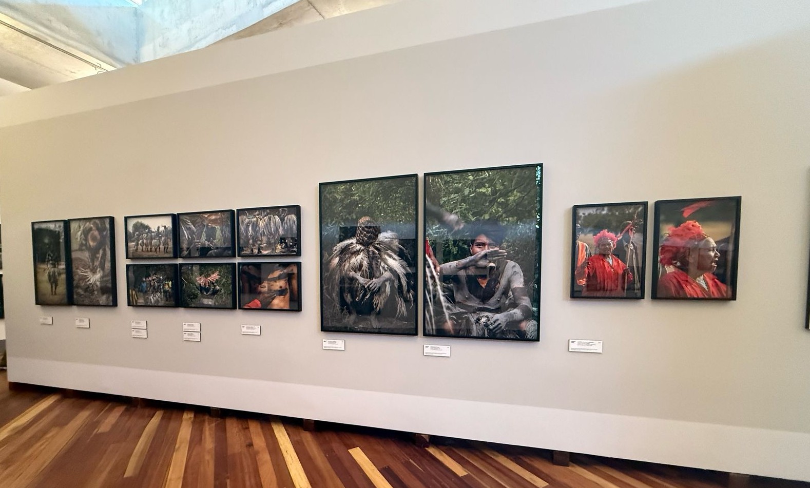 Julieth Morales, artista plástica perteneciente al pueblo Misak, presentó con éxito su exposición “Nay Srap” en la galería Claudia Andujar Maxita Yano del Museo Inhotim – Minas Gerais