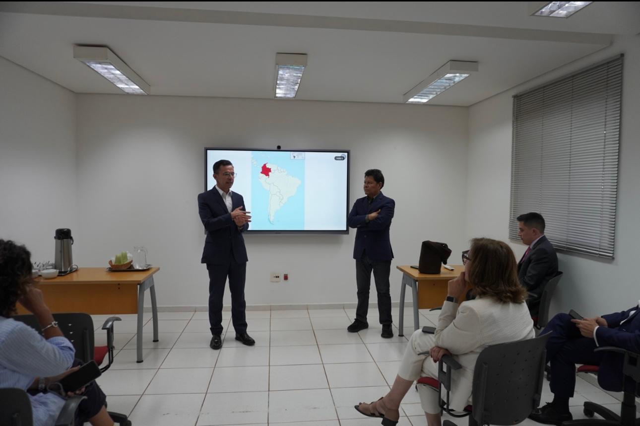 Con gran acogida por parte del público, Carlos Jacanamijoy, artista pintor de Putumayo, presentó su conferencia académica y exposición audiovisual “Sentir, arte y neurociencias” en cuatro instituciones de Brasilia, Distrito Federal