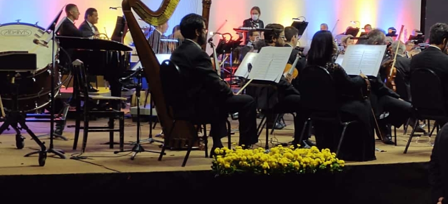 Embajada de Colombia en Brasilia realizó Concierto Sinfónico Colombia-Brasil con la dirección del maestro colombiano, Alejandro Roca