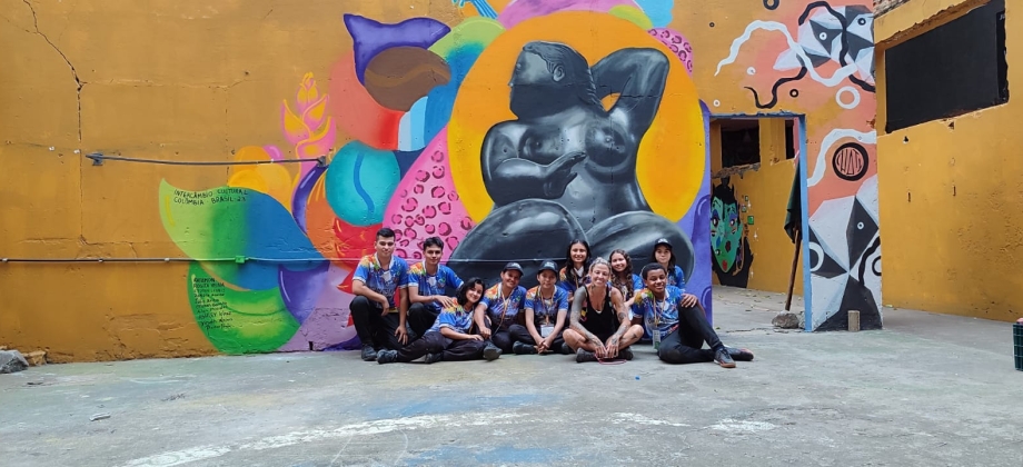 Jóvenes artistas del intercambio cultural en muralismo, organizado por la Dirección de Asuntos Culturales de la Cancillería, dejaron huella en Brasil con la realización de un mural en homenaje al maestro Fernando Botero